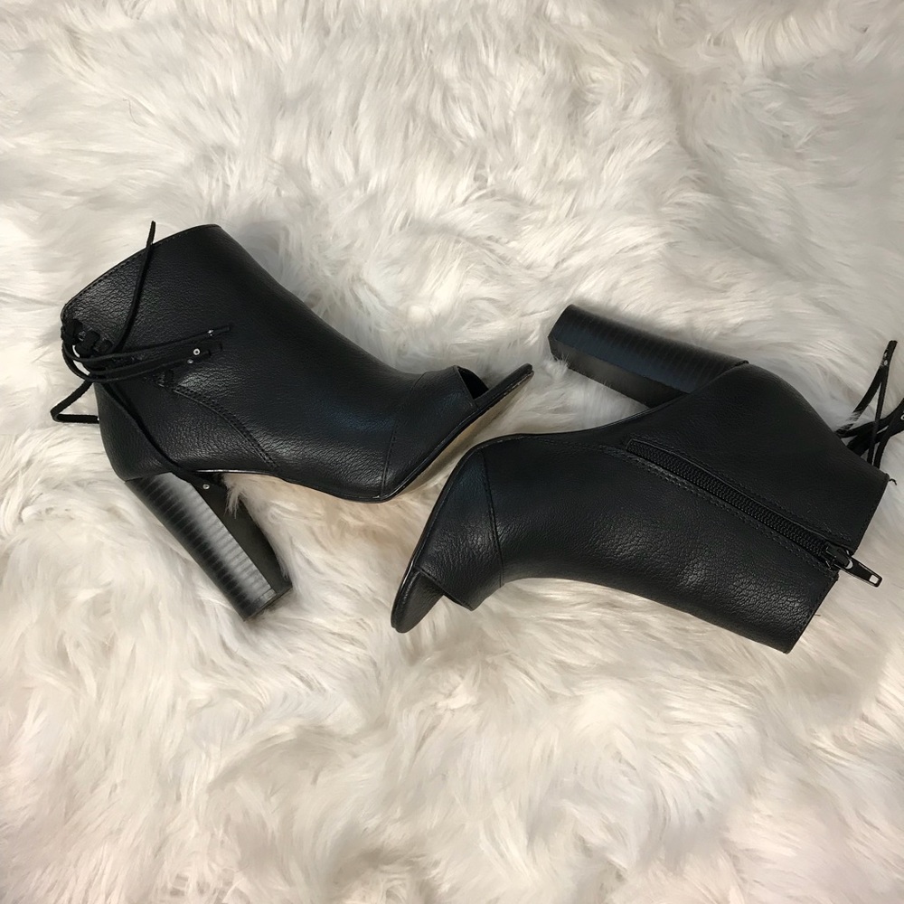 ✨♠️ EXPRESS FAUX LEATHER BOOTIES♠️✨